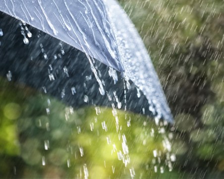 Валежи, гръмотевици и градушка в неделя