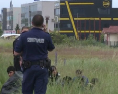 Задържаха около 40 мигранти и двама българи в София