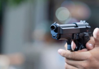Баща стреля по сина си газов пистолет в село Долна