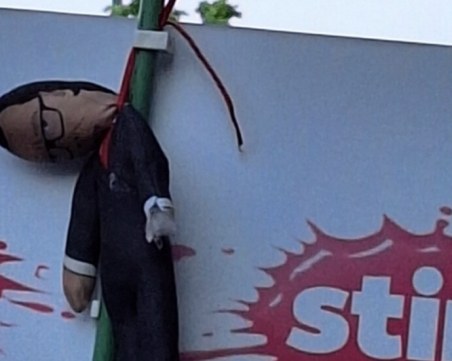 Арестуваха сръбски журналист заради обесена кукла с лика на Вучич