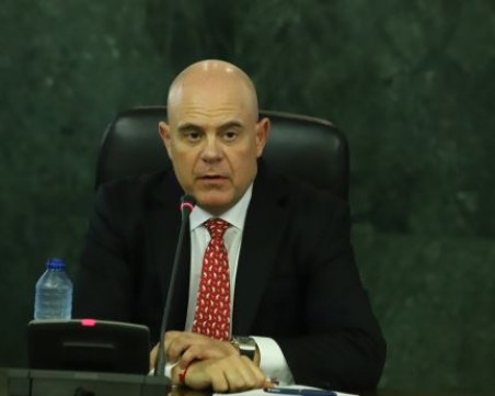 Гешев атакува в Конституционния съд механизма за разследване на главния прокурор