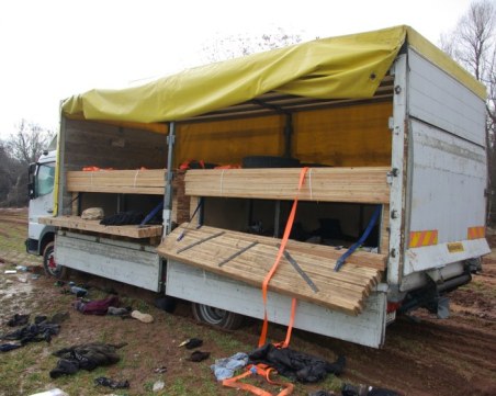 Собственикът на камиона с мигрантите от Локорско имал болки в гърдите, 4 часа преди да почине