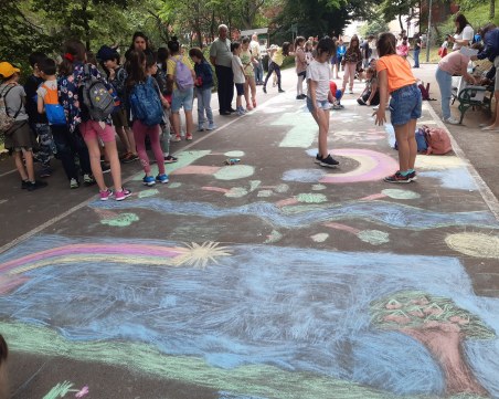 Стотици деца превърнаха централната алея на Бунарджика в разноцветно пано