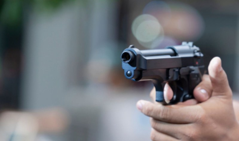 Мъж стреля по 12-годишния си син с газов пистолет