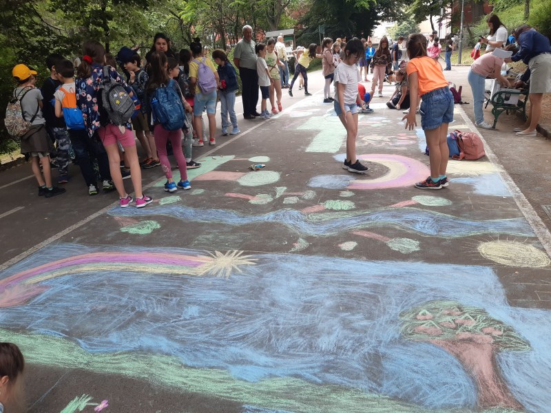 Стотици деца превърнаха централната алея на Бунарджика в разноцветно пано