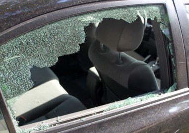 Младеж изпочупи стъклата на автомобил в село Болярци Сигнал за