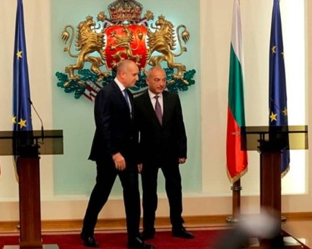 Радев напусна пленарната зала преди клетвата на министрите, след това обсипа служебния кабинет със суперлативи