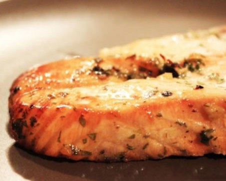 Вкусна печена сьомга на фурна с марината от соев сос и мед