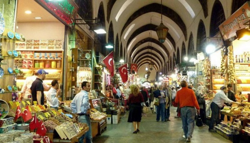 Турската лира се срина до историческо дъно, хората се опитват да спасят спестяванията си в злато