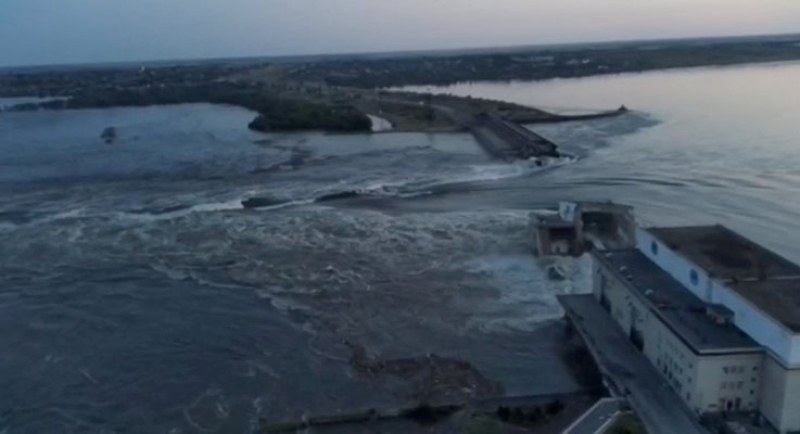 42 000 души в риск от наводнения след взривяването на язовира в Украйна