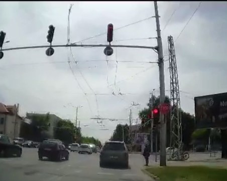 Без напрежение! Шофьор игнорира светофар в Пловдив