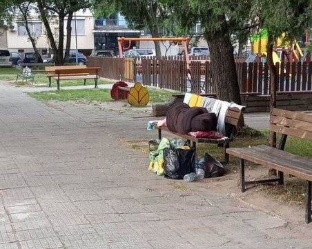 Млада жена спи от месец на пейка в Кючука