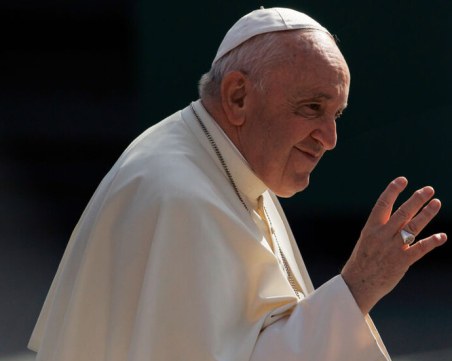 Операцията на папа Франциск е преминала успешно