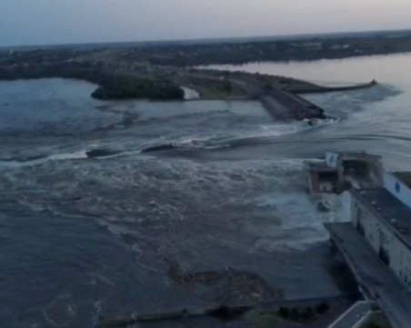 Смъртоносна опасност плува във водите на Днепър след взривената стена на 
