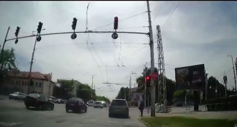 Без напрежение! Шофьор игнорира светофар в Пловдив