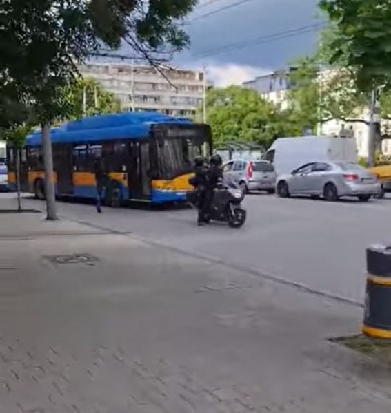 Мъж изрита вратата на тролей и нападна шофьора в София