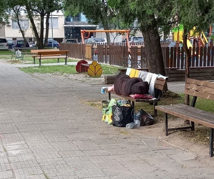 Млада жена спи от месец на пейка в Кючука