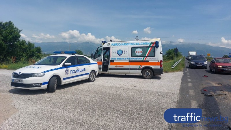 Недопустимо! Полицай изгони медици, спрели да помогнат при ПТП край Пловдив