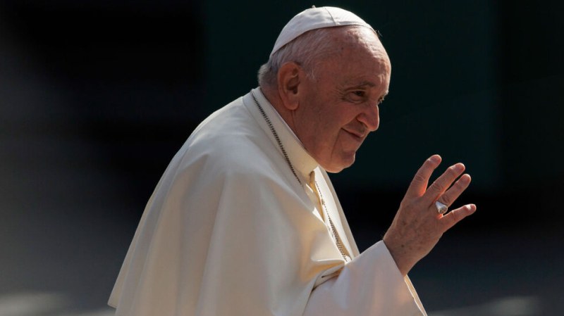Римският папа Франциск претърпя коремна операция. Интервенцията беше извършена в