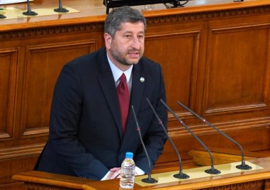 Oт трибуната на Народното събрание съпредседателят на Демократична България Христо