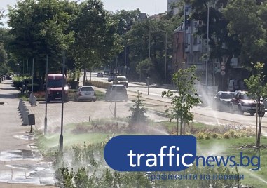 Водачи на автомобили рушат участъка на новоизградената пешеходна зона която