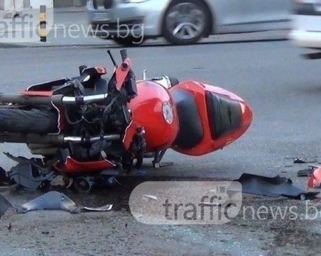 Автобус и мотор се сблъскаха в Пазарджик, шофьор и непълнолетна пострадаха