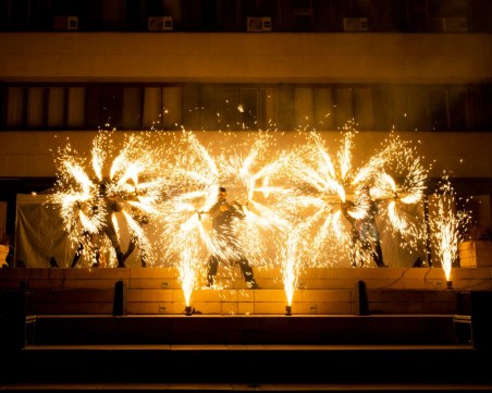 Огненото и светлинно шоу в центъра на Пловдив