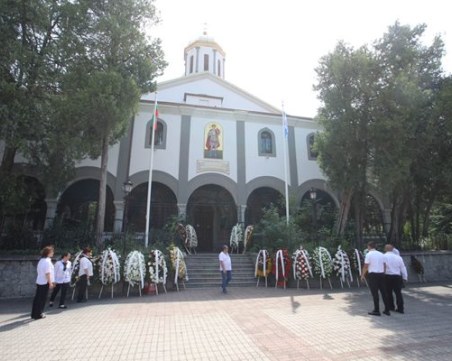 Погребват Геле от Братя Галеви с червен килим и 17 венеца от рози