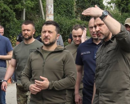 Зеленски посети наводнената Херсонска област след взривяването на язовирната стена