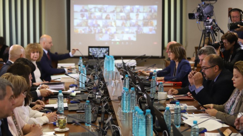 Повече от 12 часа ВСС обсъжда отстраняването на Гешев