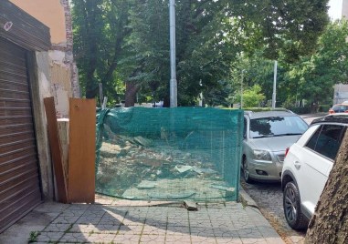 Съборена къща в централната част на Пловдив създава пречки на