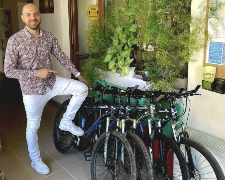 Пловдивчанин с благородна кауза! Подарява колела на деца, призовава и други да се включат