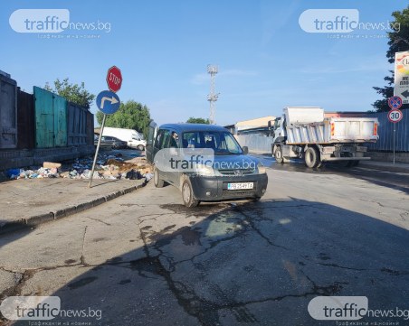 Пловдивчанин изсипа боклука си на улицата, използва незаконното сметище край КАТ
