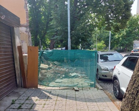 Съборена къща в центъра на Пловдив блокира тротоар, принуждава пешеходците да вървят сред колите