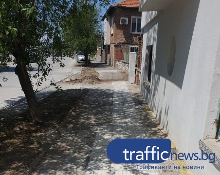 След повече от три месеца: Ремонтираха разбития тротоар в централната част на Крумово