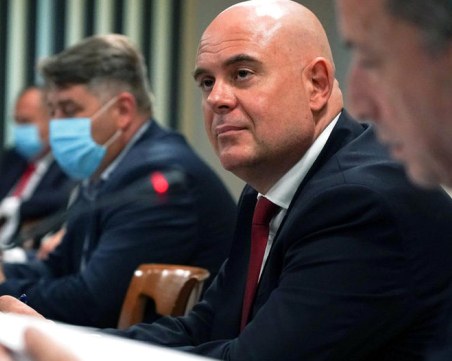 ВСС заседава за оставка на Гешев в понеделник, той с изявление днес