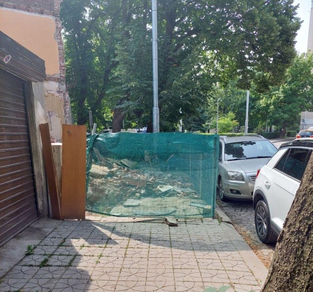 Съборена къща в центъра на Пловдив блокира тротоар, принуждава пешеходците да вървят сред колите