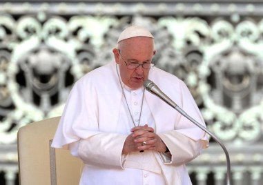 Папа Франциск се възстановява добре след операция от херния но няма
