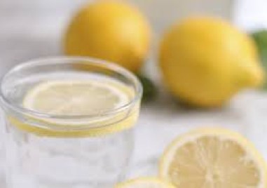 Лимонът е  хибридно цитрусово дърво Плодовете се използват за кулинария предимно под
