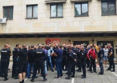 Служители на реда организираха импровизиран протест в София Униформените протестират