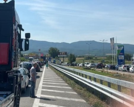 Километрични опашки се образуваха на ГКПП Кулата