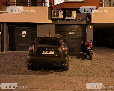 Логика и/или право? В Кючука ежедневно паркират на тротоара пред гаражите си