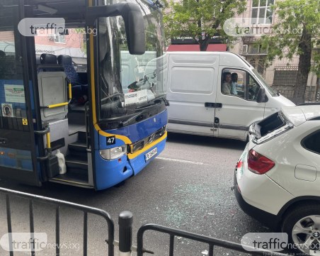 Междуградски автобус блъсна джип в центъра на Пловдив