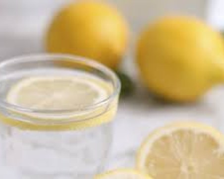 Ползите от пиене на вода с лимон