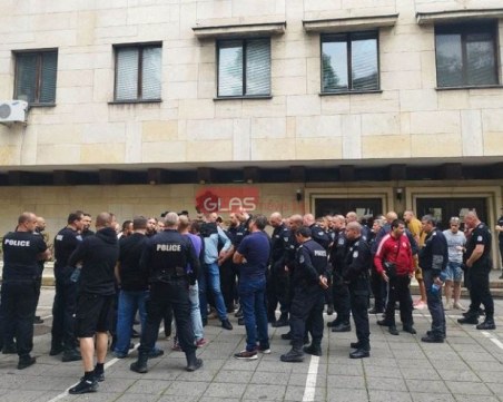 Служители на реда на протест в София, искат среща с новия министър