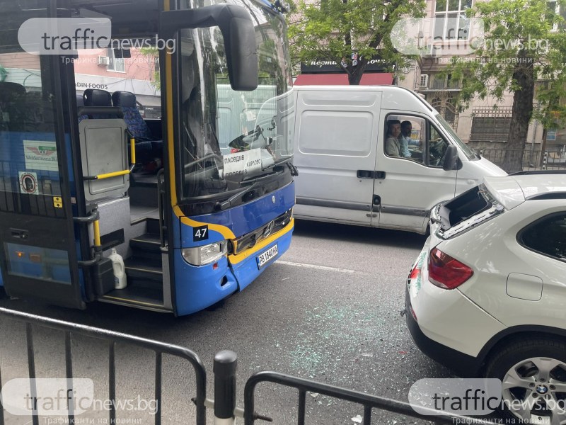Междуградски автобус блъсна джип в центъра на Пловдив