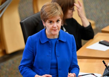 Бившият първи министър на Шотландия Никола Стърджън е била арестувана