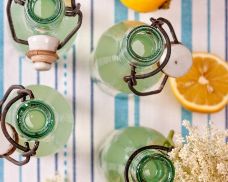 Лесна рецепта за домашен сок от бъз