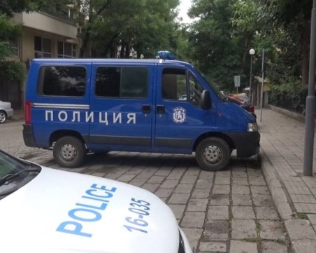 Mъж се барикадира в Бургас, опита да си пререже гърлото пред очите на съседи