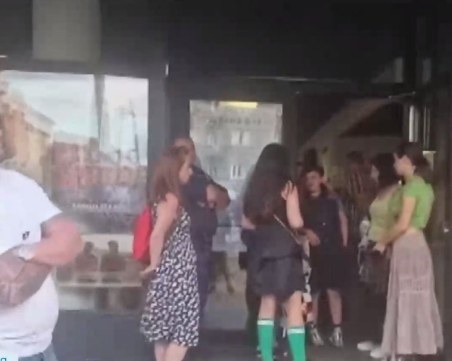 МВР проверява: Мъже с тениски на „Възраждане” са спрели прожекция на филм на „София прайд